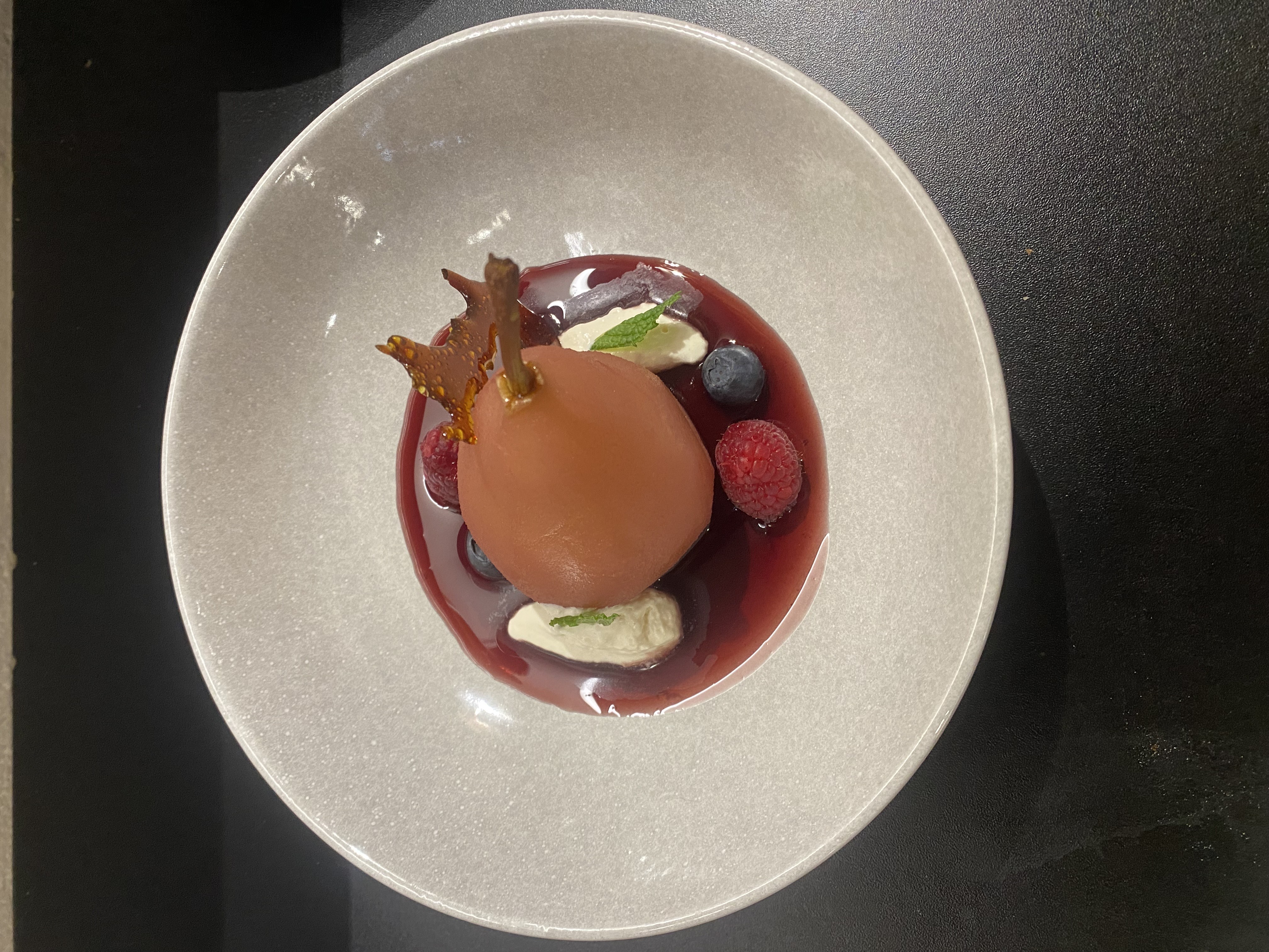 Poire pochée aux fruits rouges